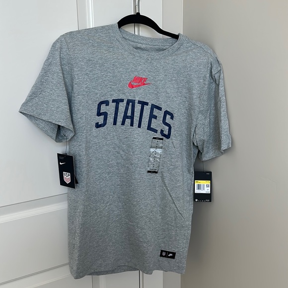 Nike tshirt NWT - Picture 1 of 5